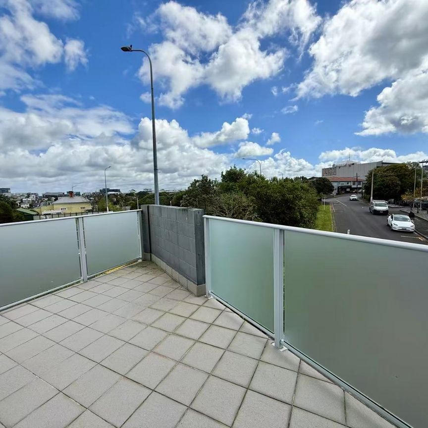 City-Fringe Living – Modern Apartment in Eden Terrace - Photo 1