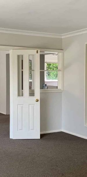 Very tidy 5 bedroom home in excellent location! - Photo 1