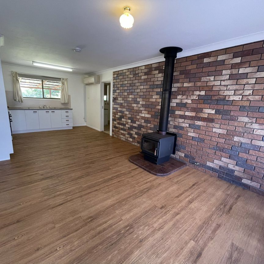 3 Bedroom brick Great location - Photo 1