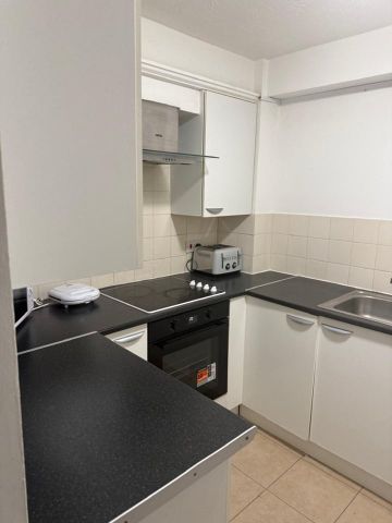 2 Bed Flat, Kingfisher Way, NW10 - Photo 2