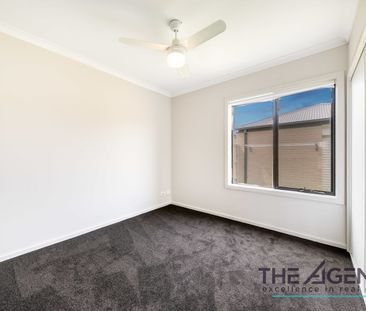 AMAZING TOWNHOUSE | PRIME LOCATION | TWO MASTER BEDROOMS - Photo 5