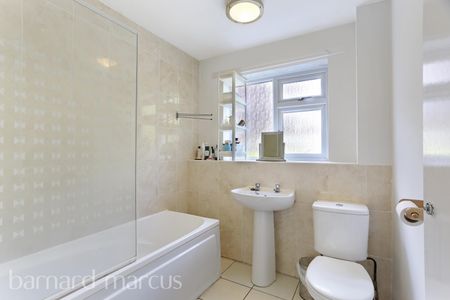 Lovelace Gardens, Surbiton - Photo 5