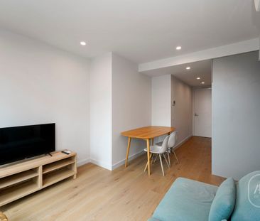 Stylish Furnished One-Bedroom Apartment in the Heart of Melbourne - Photo 1