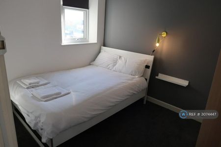 1 bedroom in a flat share to rent - Photo 3