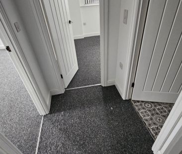 2 bed Flat - To Let - Photo 2