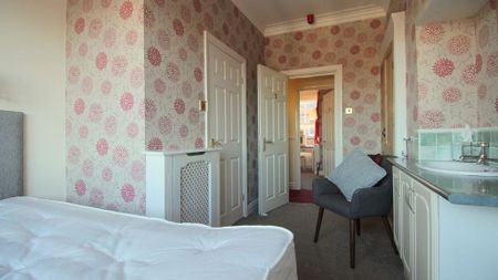 1 bedroom in a house share to rent - Photo 4