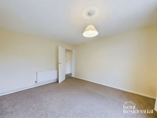 2 bed flat to rent in Kings Road, Chatham, ME5 - Photo 1