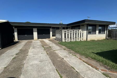 MODERN FAMILY HOME WITH SPACIOUS OUTDOOR LIVING - Photo 3