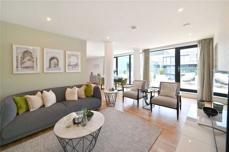 A stunning top floor lateral apartment with an enormous 422 sq. ft. roof terrace overlooking the beautiful Courtyard gardens. - Photo 2