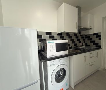 Studio Flat, St Marys Road, IG1 - Photo 2