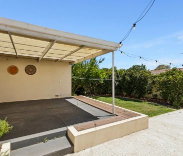 White picket charmer with modern comforts - Photo 5