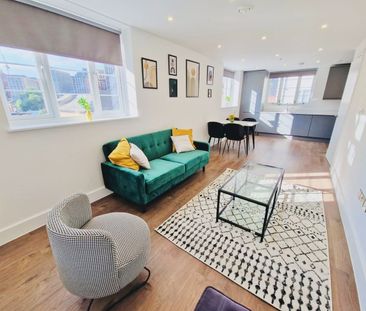 2 Bed Flat, Wandsworth Road, SW8 - Photo 1