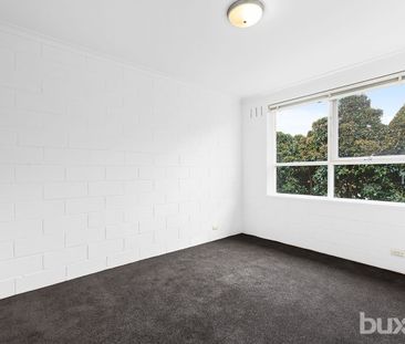 Renovated, Spacious 2 Bedroom Apartment! - Photo 4