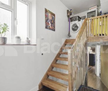 Spacious Split-Level Two Bedroom Apartment on High Road, N15 - Photo 2