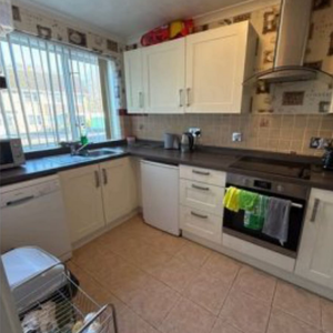 1 bedroom in a house share to rent - Photo 2