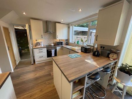 1 bedroom in a house share to rent - Photo 4