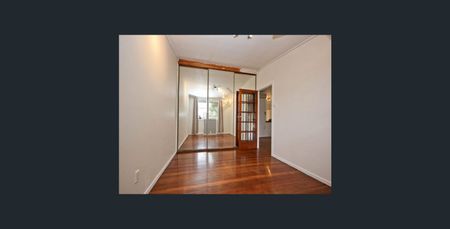 Relaxed Coastal Living in a Quiet Surfers Paradise Pocket - Photo 5