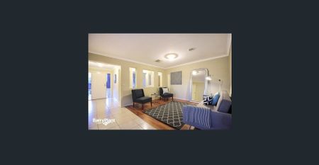 Large and Spacious Family Home with 3 Living Areas!! - Photo 4