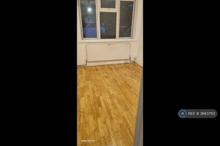 4 bedroom semi-detached house to rent - Photo 4