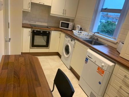 Ensuite Room 4, 26c Brookvale Ave, Belfast, BT14 6BW - Photo 5