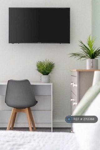 1 bedroom in a house share to rent - Photo 2