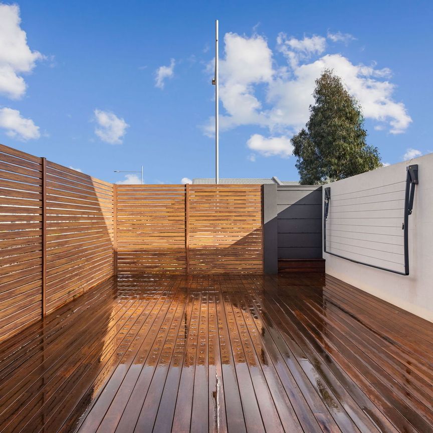 Contemporary townhouse in a great location - Photo 1
