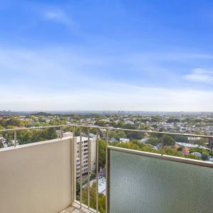 Oversized Apartment With Commanding Open Views - Photo 2