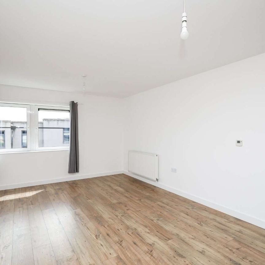 A spacious two bedroom apartment in this desirable Putney development. - Photo 1