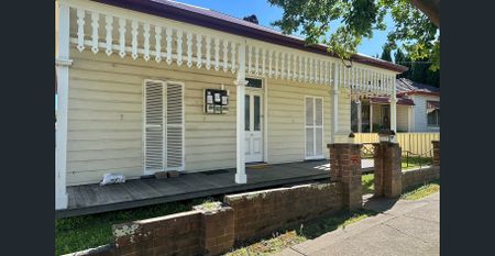 Cafe Lifestyle - Walk to Town + Water Usage Included! - Photo 3