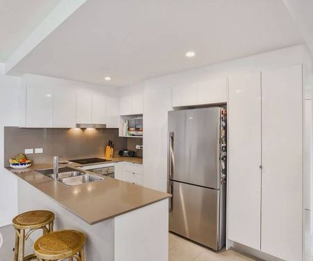 Top Floor - Large Two Bedroom - Great Location - Photo 4