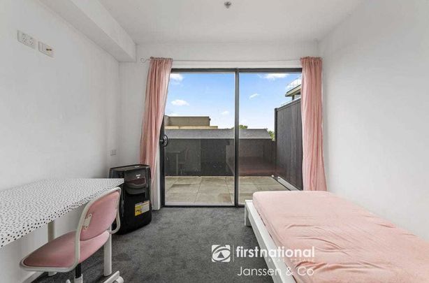 Modern, Fully Furnished One-Bedroom Apartment in the Heart of Box Hill! - Photo 1