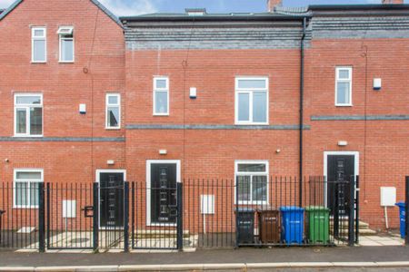 Room 3, 5 St John Street, Pemberton, , UK - Photo 3