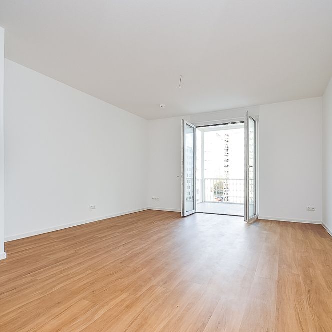 KOMFORTABEL WOHNEN - MIT AUFZUG, BALKON, FUSSBODENHEIZUNG UND EINBAUKÜCHE - Photo 1