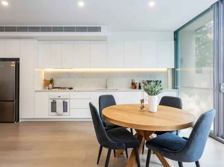 DESIGNER APARTMENT WITH COURTYARD IN SOUGHT-AFTER BONDI LOCATION - Photo 3