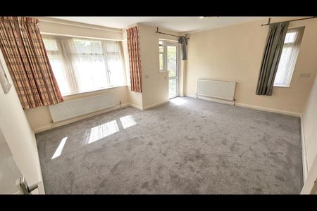 1 Bed Flat, Leeside Crescent, NW11 - Photo 3