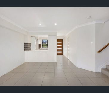 Beautifully Presented Town Home - Photo 1
