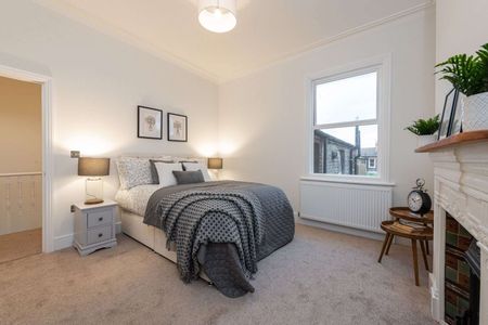 An immaculately presented two bedroom flat with a large private terrace located on the quiet residential Moring Road. - Photo 3