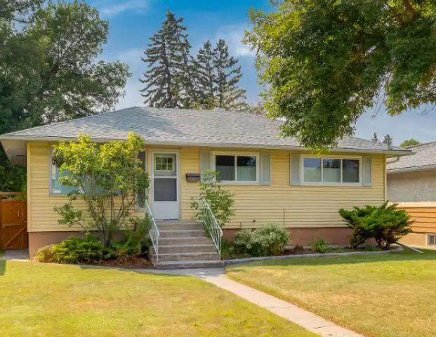 ALL UTILITIES INCLUDED! PET FRIENDLY, 3-BEDROOM MAIN FLOOR SUITE | 3031 28 Street Southwest, Calgary - Photo 1