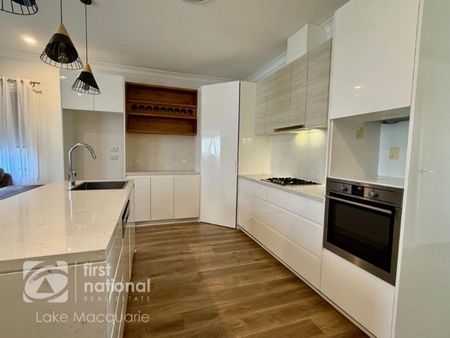 Family home with large shed - Prime Location in Toronto - Photo 3