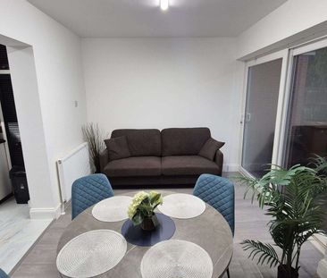 Bell Close Room 3 - Photo 3