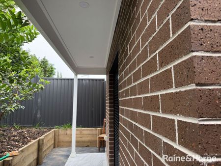 Modern 2-Bedroom Flat in Prime Location! - Photo 2