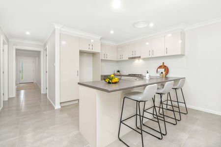 Contemporary Elegance: Bright, Stylish, and Convenient Living. - Photo 2