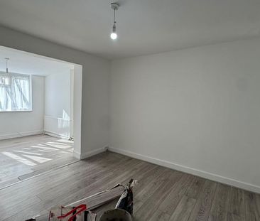 4 bedroom semi-detached house to rent - Photo 2