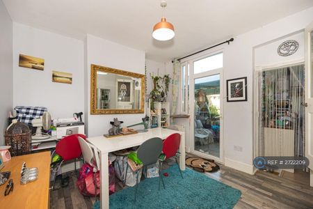 3 bedroom terraced house to rent - Photo 5