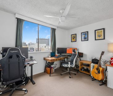 Coastal Living with Ocean Views in the Heart of Surfers Paradise - ... - Photo 4