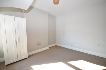 4 bedroom end of terrace house to rent - Photo 4