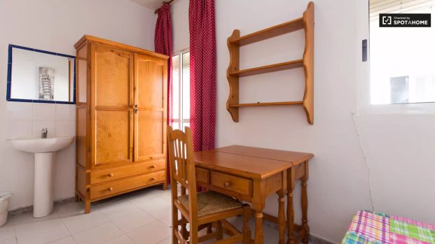 Room in a shared 12-bedroom apartment for rent in Centro-Sagrario, perfect for women - Photo 1