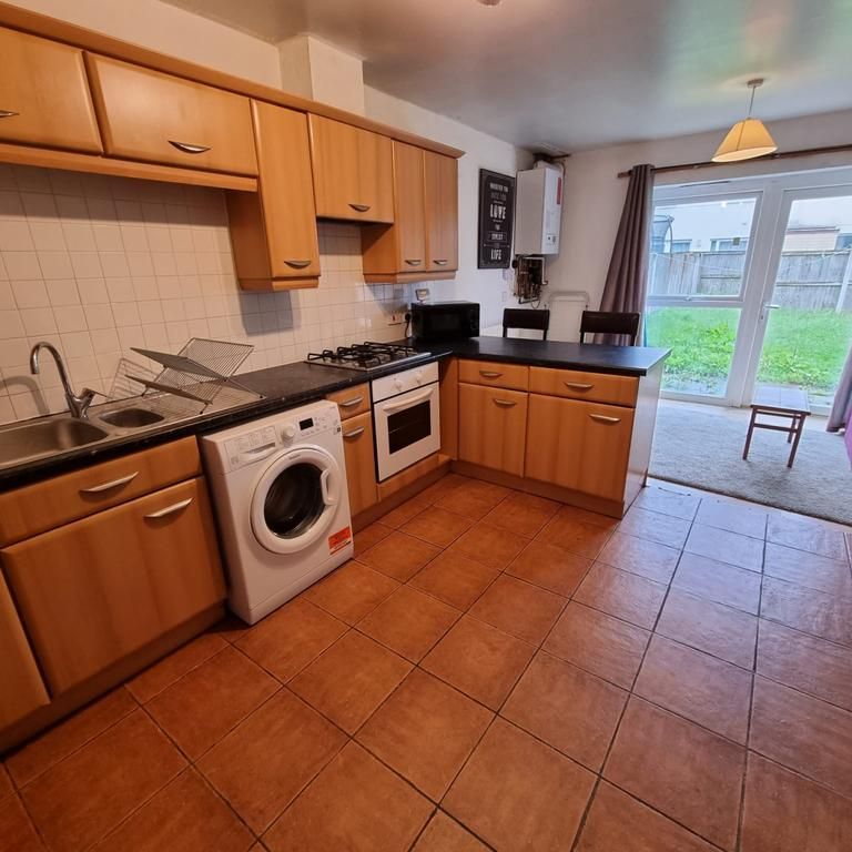 4 bedroom end of terrace house to rent - Photo 1