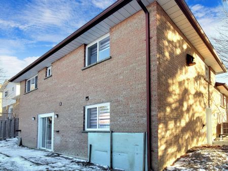 For Lease - 47 Lowe Boulevard, Newmarket, Ontario - Photo 2