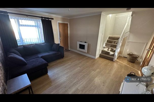 4 bedroom semi-detached house to rent - Photo 1